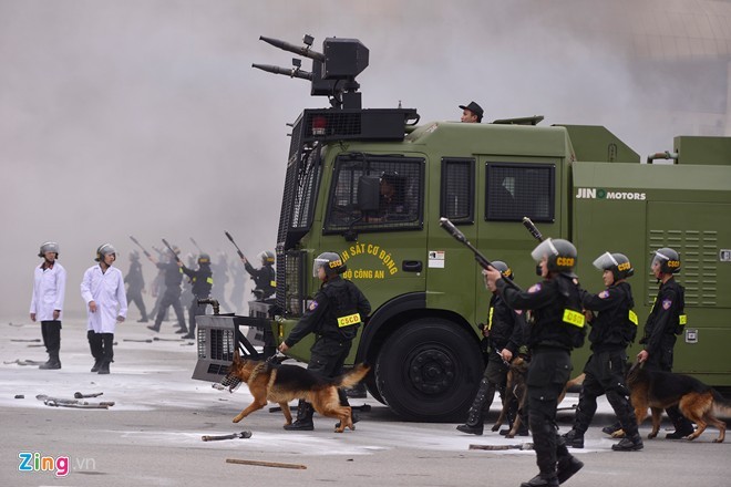 Tình huống thực binh chống bạo động bảo vệ Đại hội Đảng ảnh 16