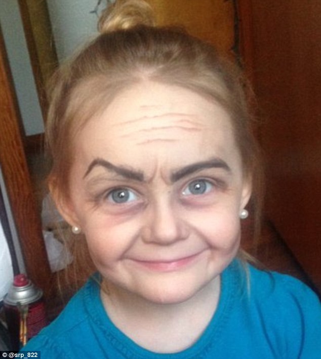 Ngắm cô bé 3 tuổi xinh đẹp có khuôn mặt giống bà lão 80 ảnh 1