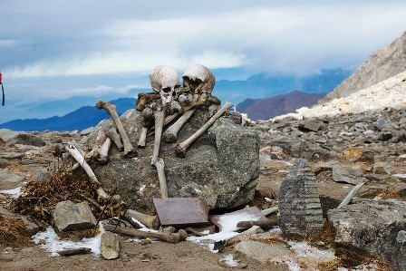 Bí ẩn hồ nước nổi với hàng trăm bộ xương người ảnh 3