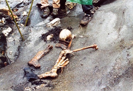 Bí ẩn hồ nước nổi với hàng trăm bộ xương người ảnh 6