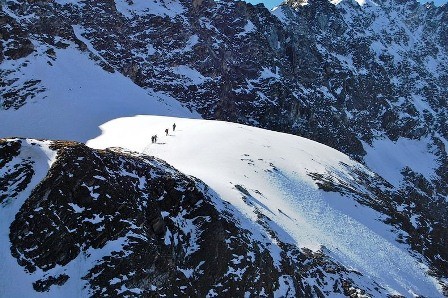 Bí ẩn hồ nước nổi với hàng trăm bộ xương người ảnh 5