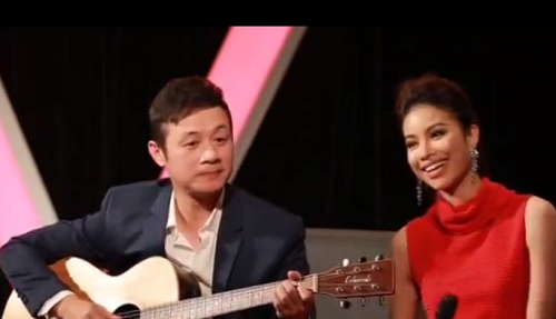 MC Anh Tuấn ngẫu hứng đệm đàn cho Hoa hậu Phạm Hương ảnh 1