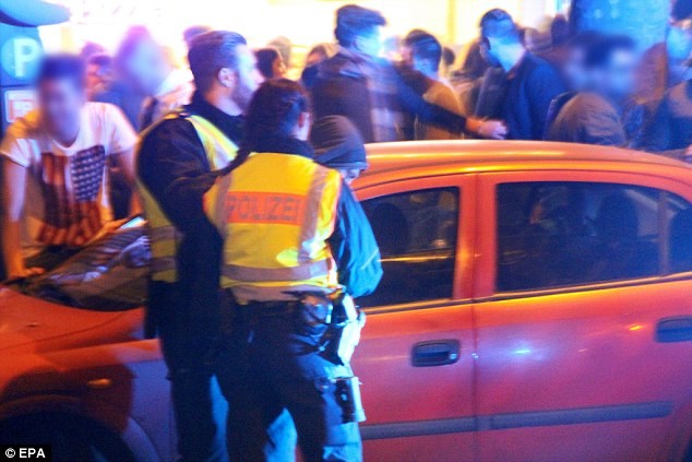 Phụ nữ châu Âu lo sợ bị nhóm người di cư hiếp dâm ảnh 4