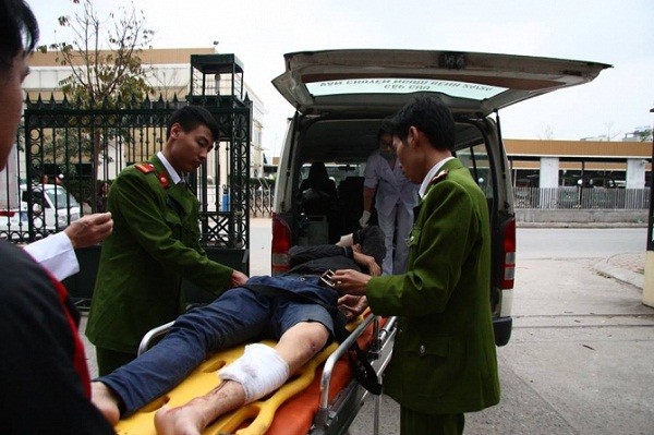 Bắt tên liều lĩnh cướp túi xách cầm gạch chống đối CSGT ảnh 1