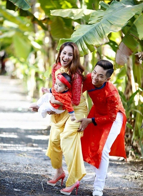 Phan Hiển chăm sóc Khánh Thi trong hậu trường chụp ảnh ảnh 3