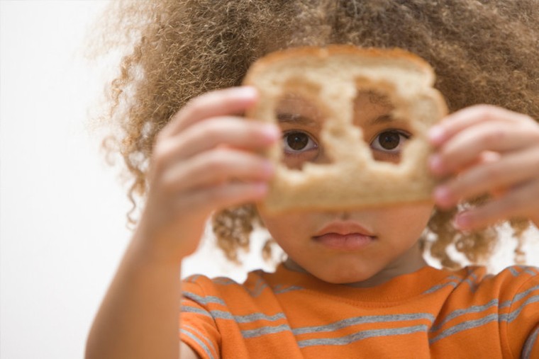 Ăn vỏ bánh mì nhiều sẽ khiến tóc trở nên xoăn hơn? ảnh 1