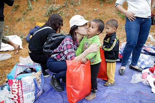Cô bé vùng cao có khuôn mặt thiên thần được "săn lùng" ảnh 9