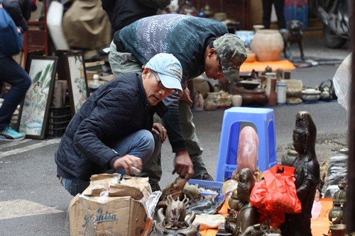 Săn 'hàng độc' trong phiên chợ đồ cổ duy nhất trong năm ảnh 2