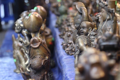 Săn 'hàng độc' trong phiên chợ đồ cổ duy nhất trong năm ảnh 1