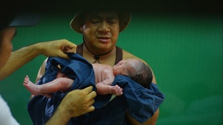 Hiếu Hiền đưa con gái mới sinh quay phim gây tranh cãi ảnh 1