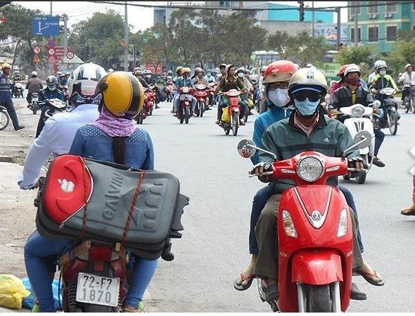 Mới mùng 4 Tết, người dân đã ùn ùn trở lại thành phố ảnh 3