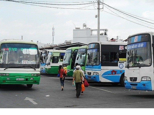 Mới mùng 4 Tết, người dân đã ùn ùn trở lại thành phố ảnh 2