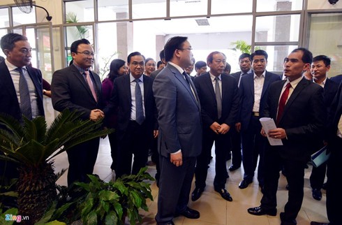 Bí thư Hà Nội Hoàng Trung Hải lì xì cho khách đi tàu xe ảnh 1