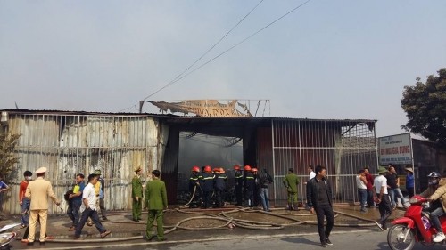 Hưng Yên: Cửa hàng đồ gia dụng bất ngờ bị 'bà hỏa' ghé thăm ảnh 4