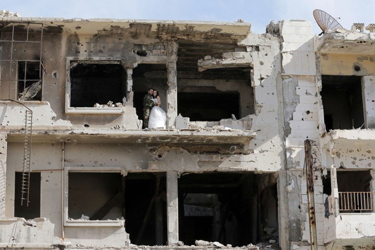 Xúc động ảnh cô dâu chú rể giữa Syria hoang tàn ảnh 4