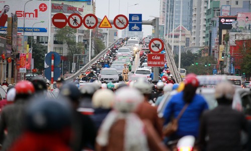 Giao thông Hà Nội ùn tắc sau ngày nghỉ Tết ảnh 1