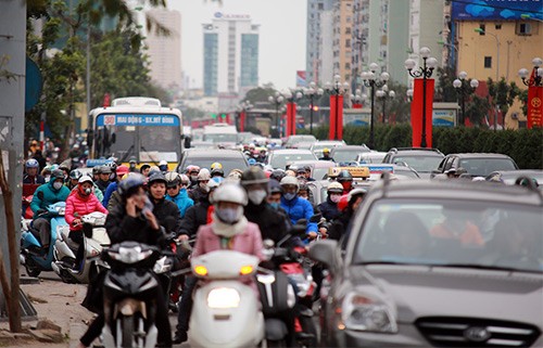 Giao thông Hà Nội ùn tắc sau ngày nghỉ Tết ảnh 2