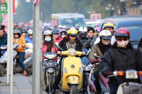 Giao thông Hà Nội ùn tắc sau ngày nghỉ Tết ảnh 3