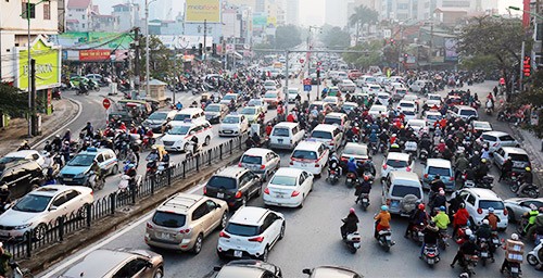 Giao thông Hà Nội ùn tắc sau ngày nghỉ Tết ảnh 5