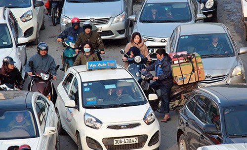 Giao thông Hà Nội ùn tắc sau ngày nghỉ Tết ảnh 6