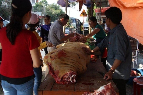 Chợ Viềng: Đầu bê trưng đầy, thịt bê đắt đỏ ảnh 5