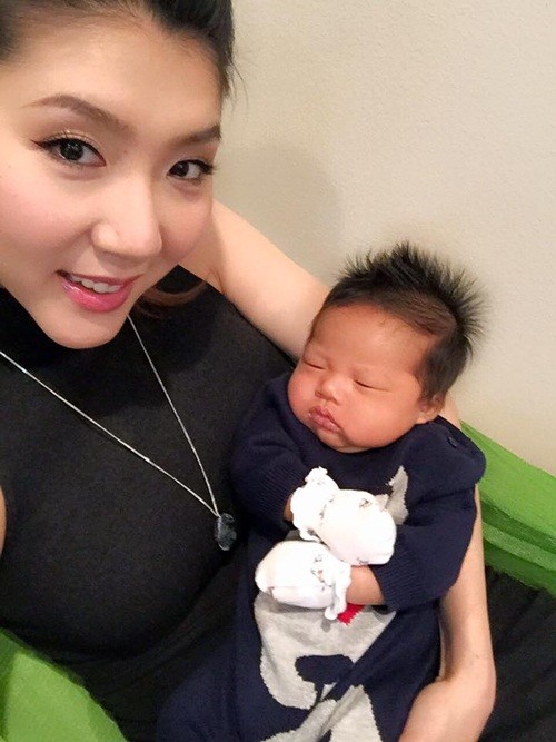 Chồng Ngọc Quyên và hành động 'gây bão' tại tiệc đầy tháng quý tử ảnh 1