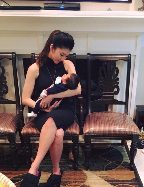 Chồng Ngọc Quyên và hành động 'gây bão' tại tiệc đầy tháng quý tử ảnh 5