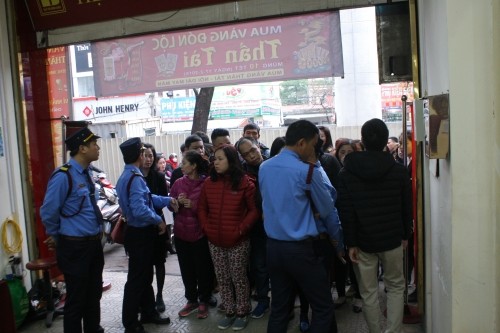 Chen nhau xếp hàng ‘tậu’ vàng cầu may ngày vía Thần tài ảnh 2