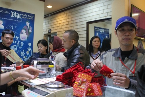 Chen nhau xếp hàng ‘tậu’ vàng cầu may ngày vía Thần tài ảnh 5