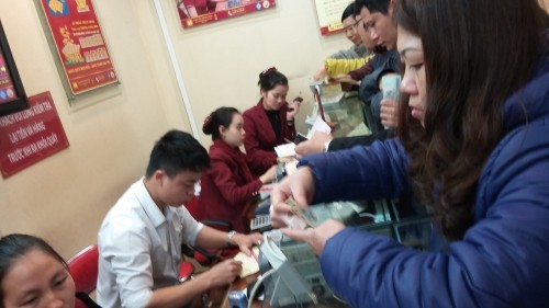 Chen nhau xếp hàng ‘tậu’ vàng cầu may ngày vía Thần tài ảnh 6