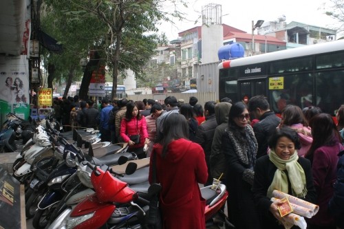 Chen nhau xếp hàng ‘tậu’ vàng cầu may ngày vía Thần tài ảnh 3