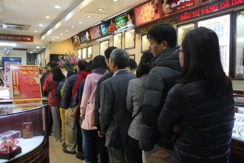 Chen nhau xếp hàng ‘tậu’ vàng cầu may ngày vía Thần tài ảnh 4