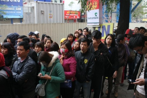 Chen nhau xếp hàng ‘tậu’ vàng cầu may ngày vía Thần tài ảnh 1