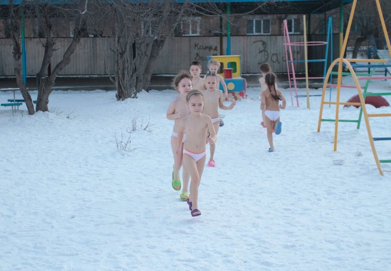Nga: Trẻ mẫu giáo tắm nước đá trong thời tiết giá lạnh ảnh 1