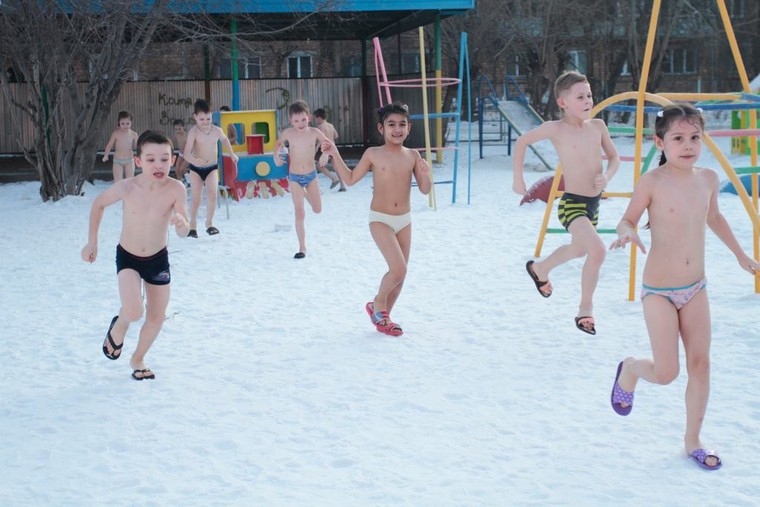 Nga: Trẻ mẫu giáo tắm nước đá trong thời tiết giá lạnh ảnh 4