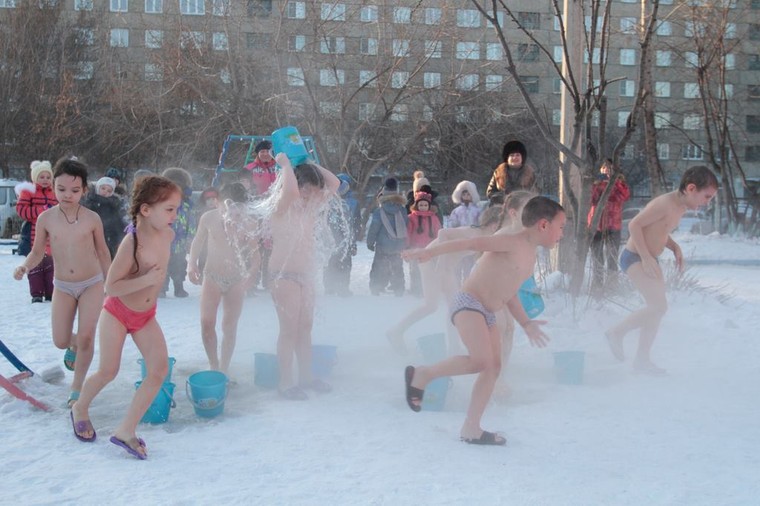 Nga: Trẻ mẫu giáo tắm nước đá trong thời tiết giá lạnh ảnh 2