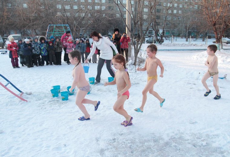 Nga: Trẻ mẫu giáo tắm nước đá trong thời tiết giá lạnh ảnh 3