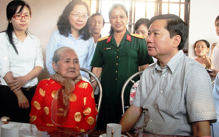 Bí thư Đinh La Thăng giản dị đến thăm dân ảnh 1