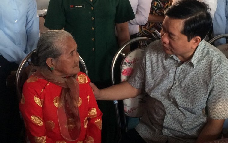 Bí thư Đinh La Thăng giản dị đến thăm dân ảnh 2