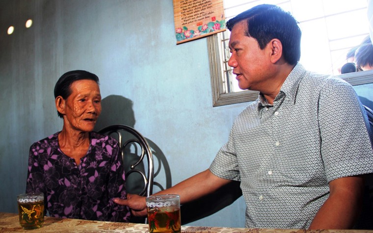 Bí thư Đinh La Thăng giản dị đến thăm dân ảnh 6