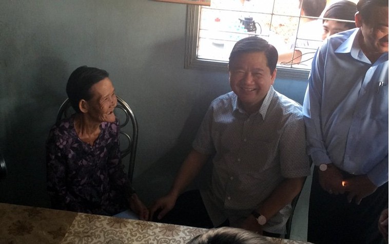Bí thư Đinh La Thăng giản dị đến thăm dân ảnh 7