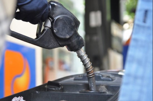 Giá xăng hôm nay 18/2 giảm mạnh, thấp kỷ lục 13.750 đồng/lít ảnh 1
