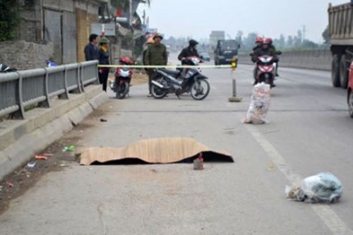 Người đàn ông tử vong bất thường giữa Quốc lộ ảnh 1