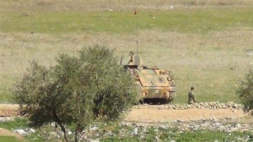 Hàng chục xe quân sự Thổ Nhĩ Kỳ tràn qua biên giới Syria ảnh 2