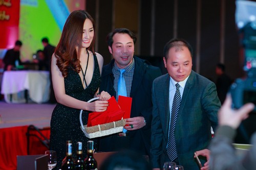 Mai Phương Thúy trễ nải vòng một 'quá khổ' lấn át Á hậu Huyền My ảnh 7