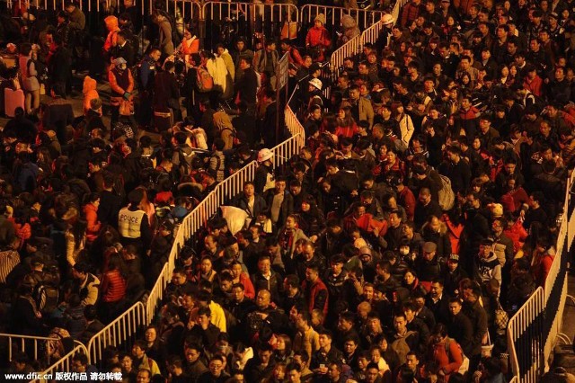 Hàng trăm nghìn người Trung Quốc về ăn Tết ‘chết cứng’ ở nhà ga ảnh 2