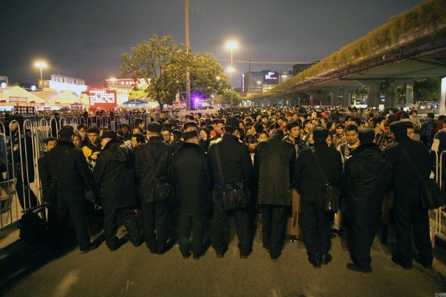 Hàng trăm nghìn người Trung Quốc về ăn Tết ‘chết cứng’ ở nhà ga ảnh 5