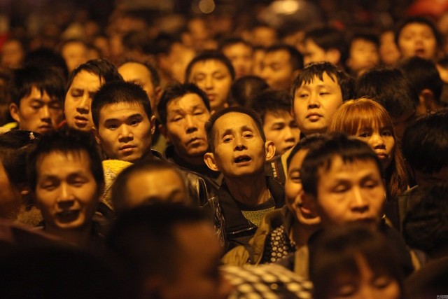 Hàng trăm nghìn người Trung Quốc về ăn Tết ‘chết cứng’ ở nhà ga ảnh 6