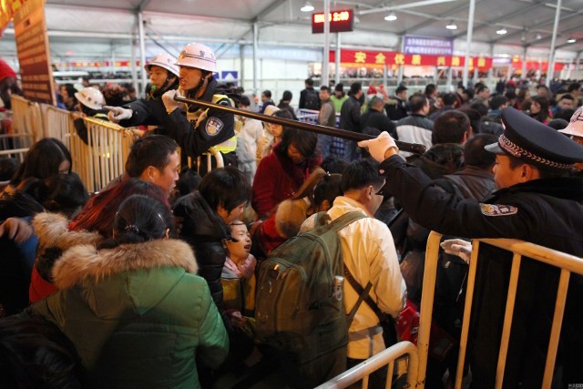 Hàng trăm nghìn người Trung Quốc về ăn Tết ‘chết cứng’ ở nhà ga ảnh 7