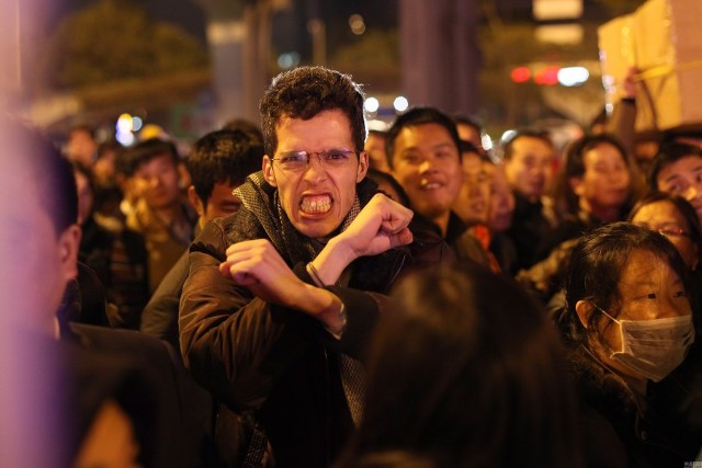 Hàng trăm nghìn người Trung Quốc về ăn Tết ‘chết cứng’ ở nhà ga ảnh 8